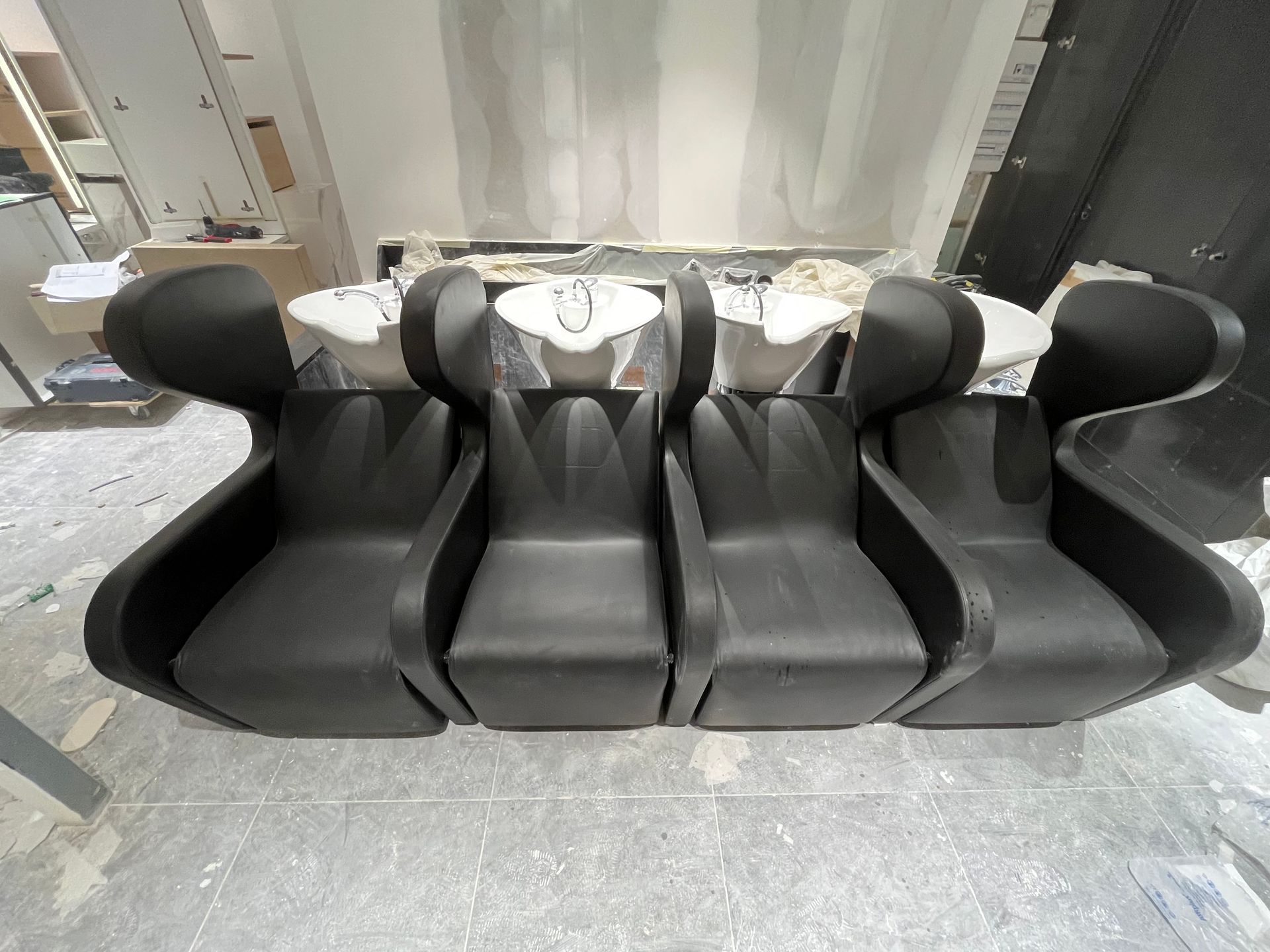 Des sièges de coiffeurs noirs