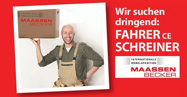 Ein Mann im Overall hält einen Karton über seinem Kopf