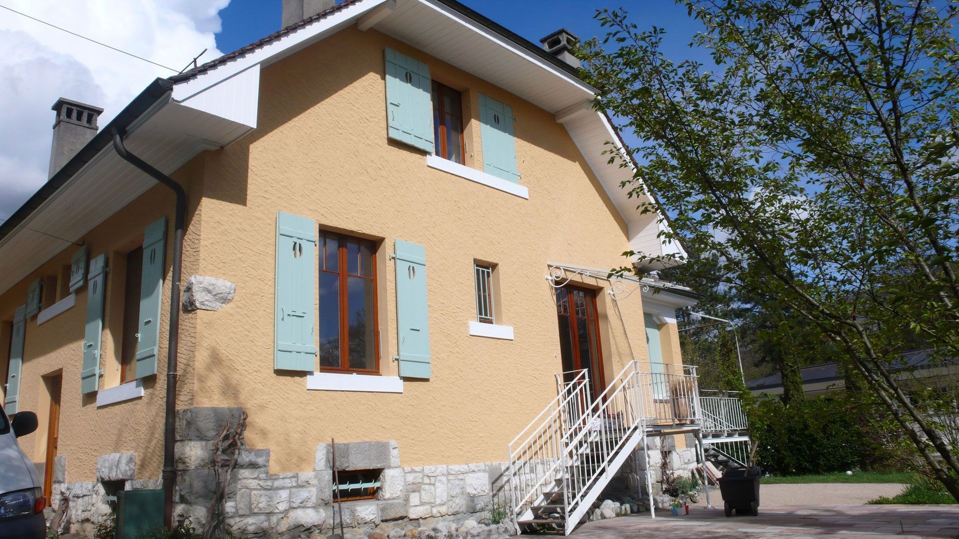 Façade rénovée de maison traditionnelle - EL PINTOR