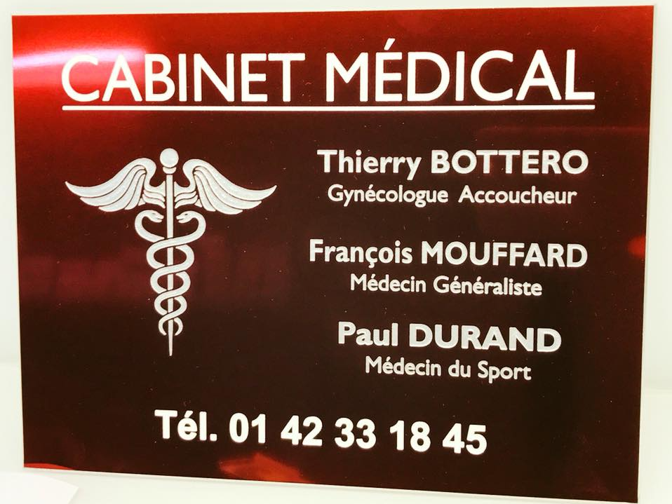 Plaque rouge gravée d'un cabinet médical