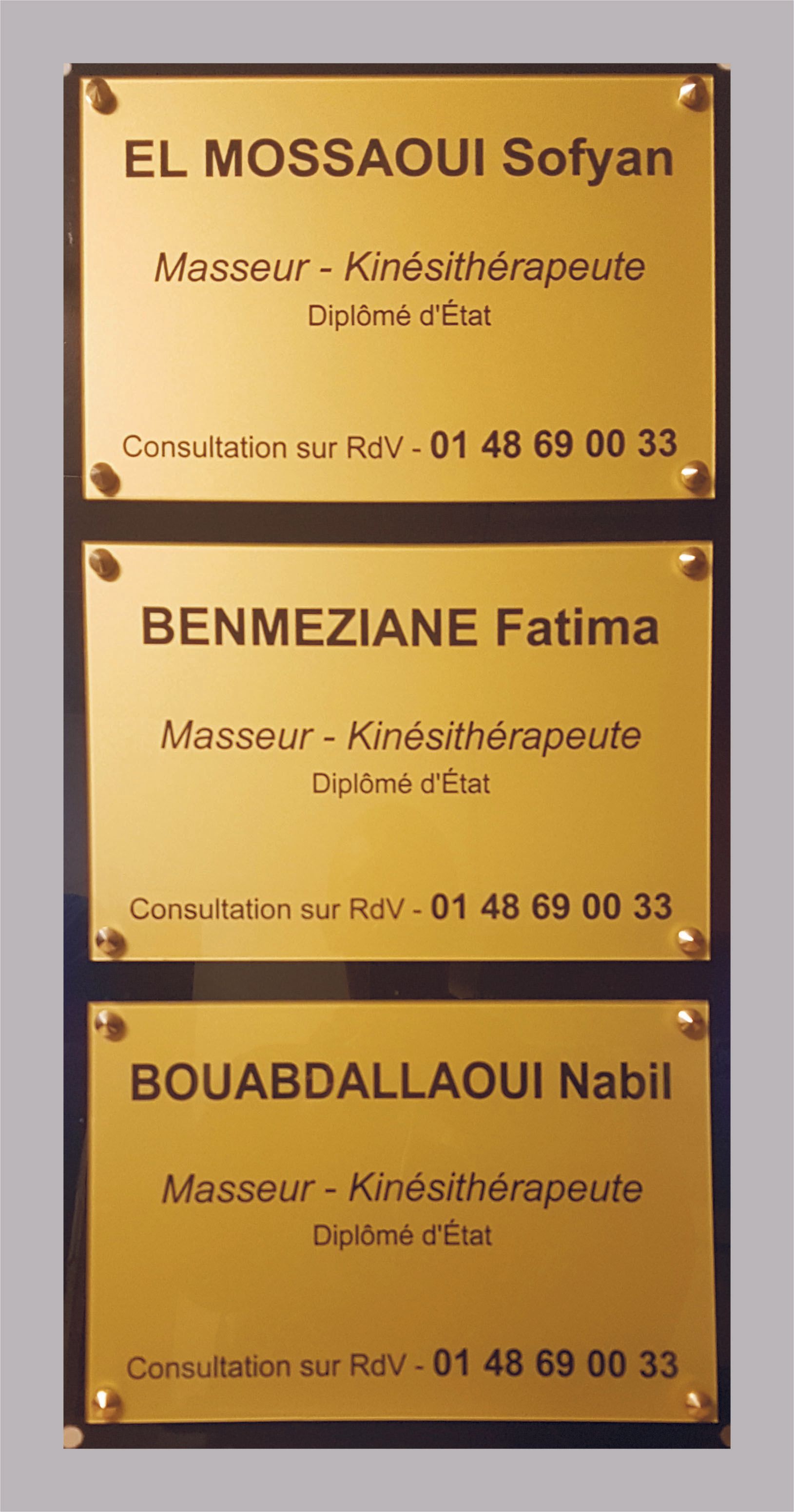 Trois plaques de praticiens