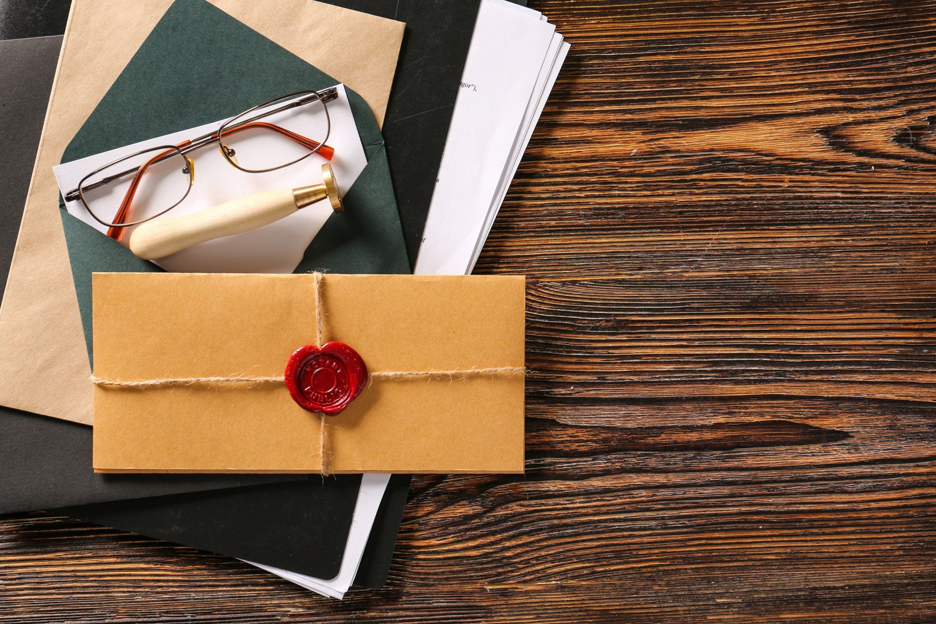 Lettre scellée dans une enveloppe orange