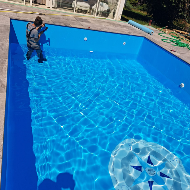 Personne debout dans une piscine dans un jardin.