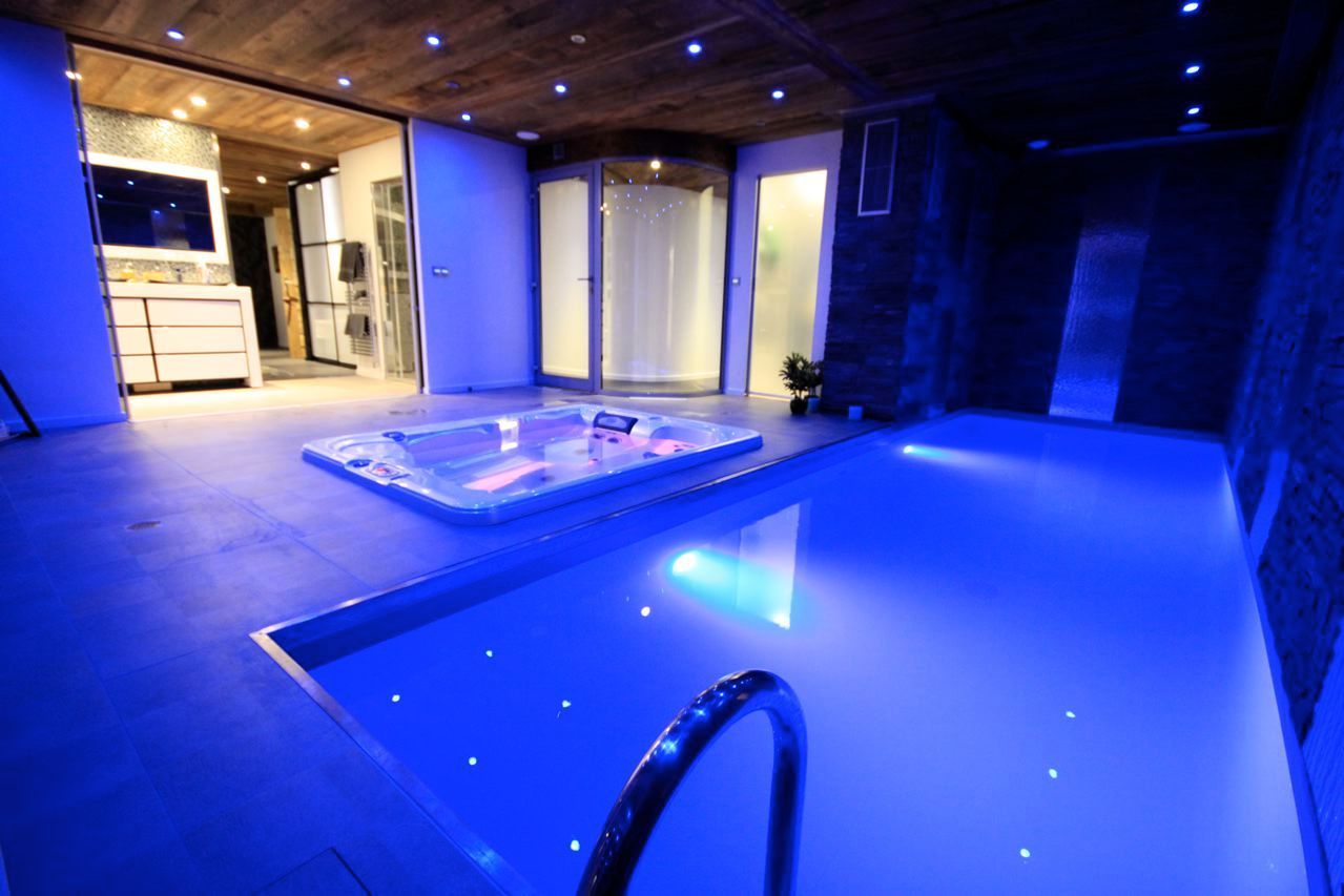 Piscine intérieure éclairée 