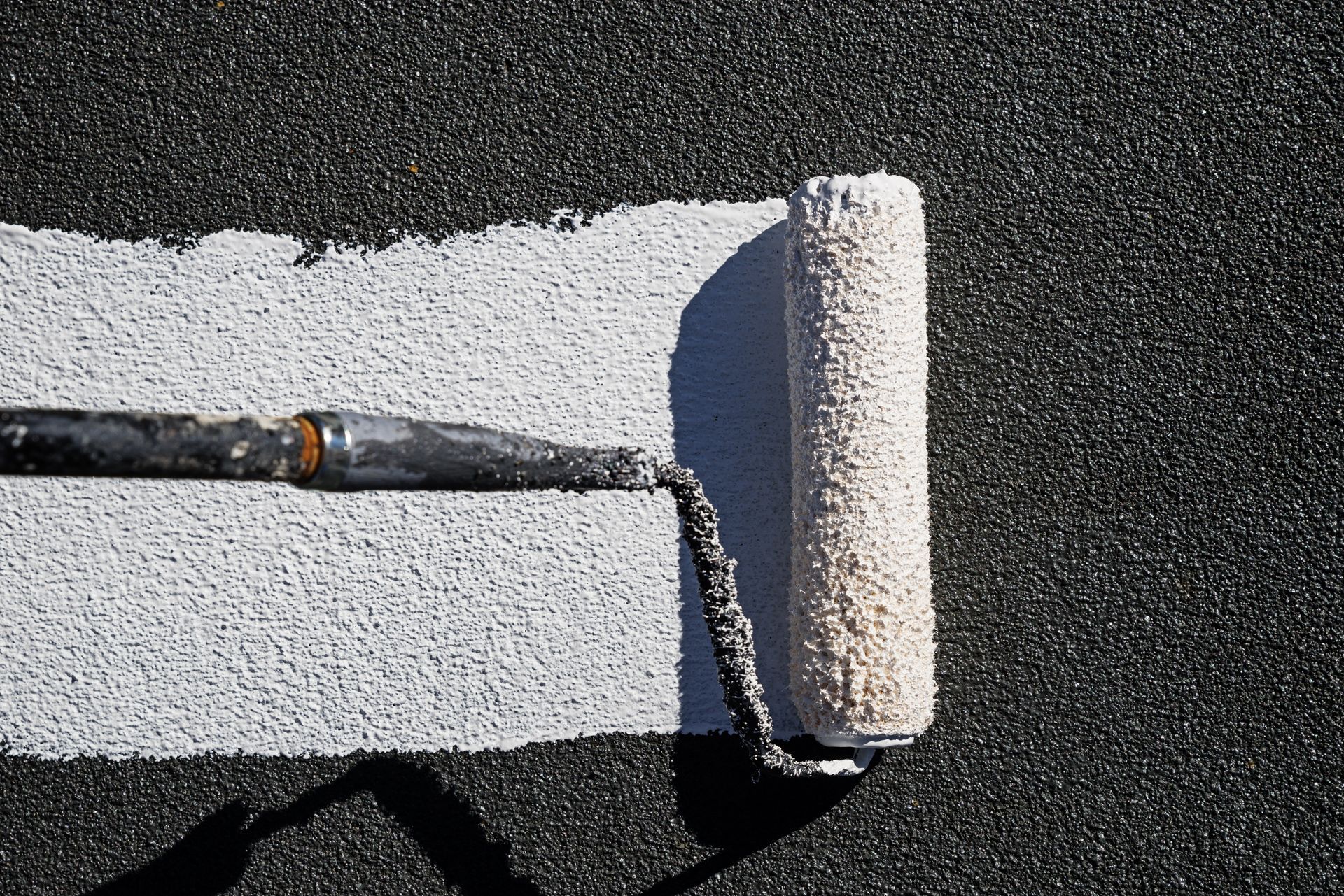 Application de peinture blanche sur une surface sombre