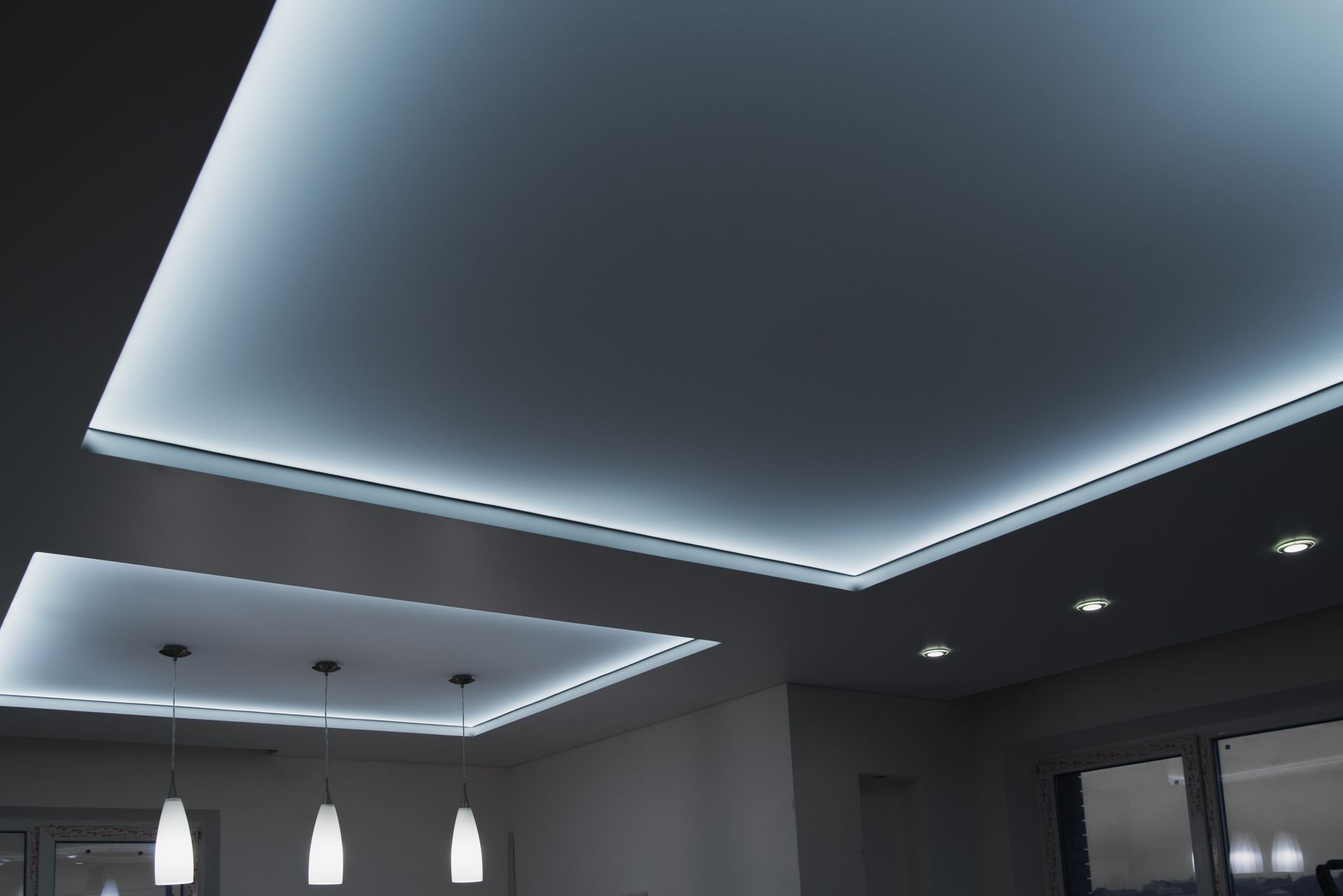 Plafond tendu avec lustres et luminaires