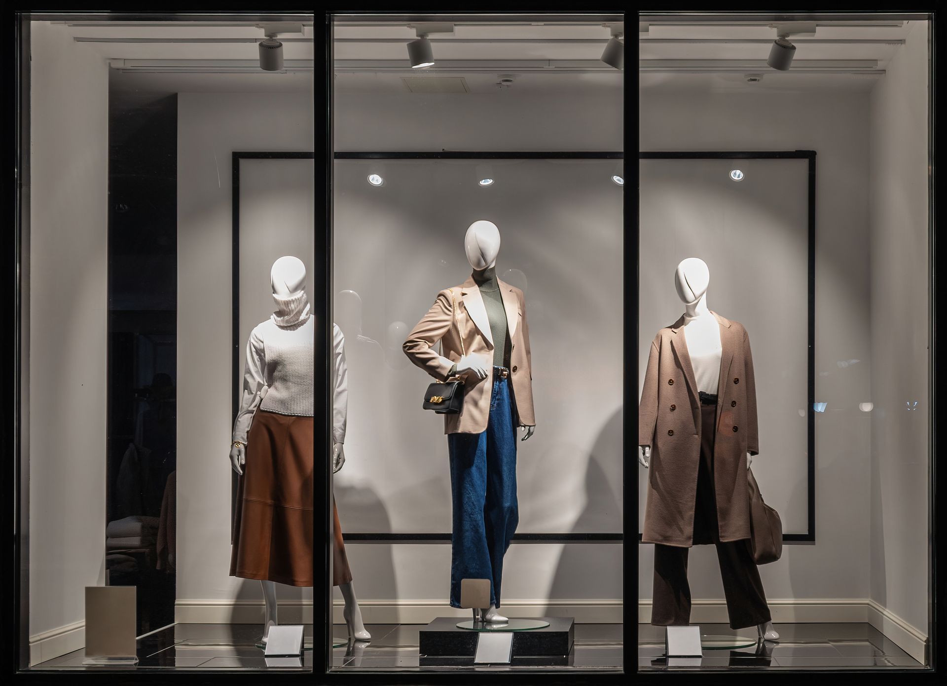 Aménagement de vitrine de magasin avec mannequins et éclairage commercial intérieur