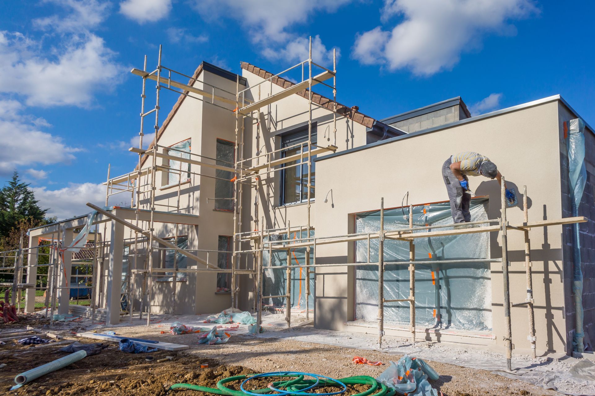 Application d'enduit de façade sur maison en cours de construction neuve