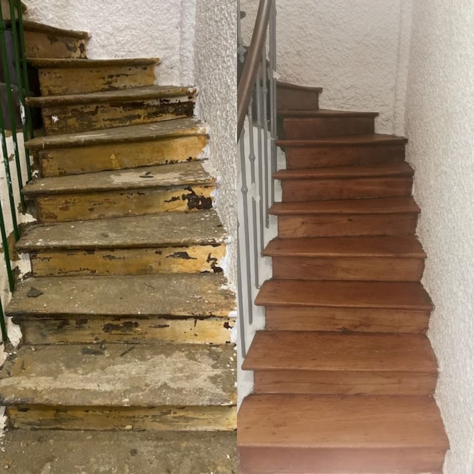 Photo avant/après d'un escalier en bois, montrant des marches peintes et abîmées par le temps transformées en une finition propre et teintée.