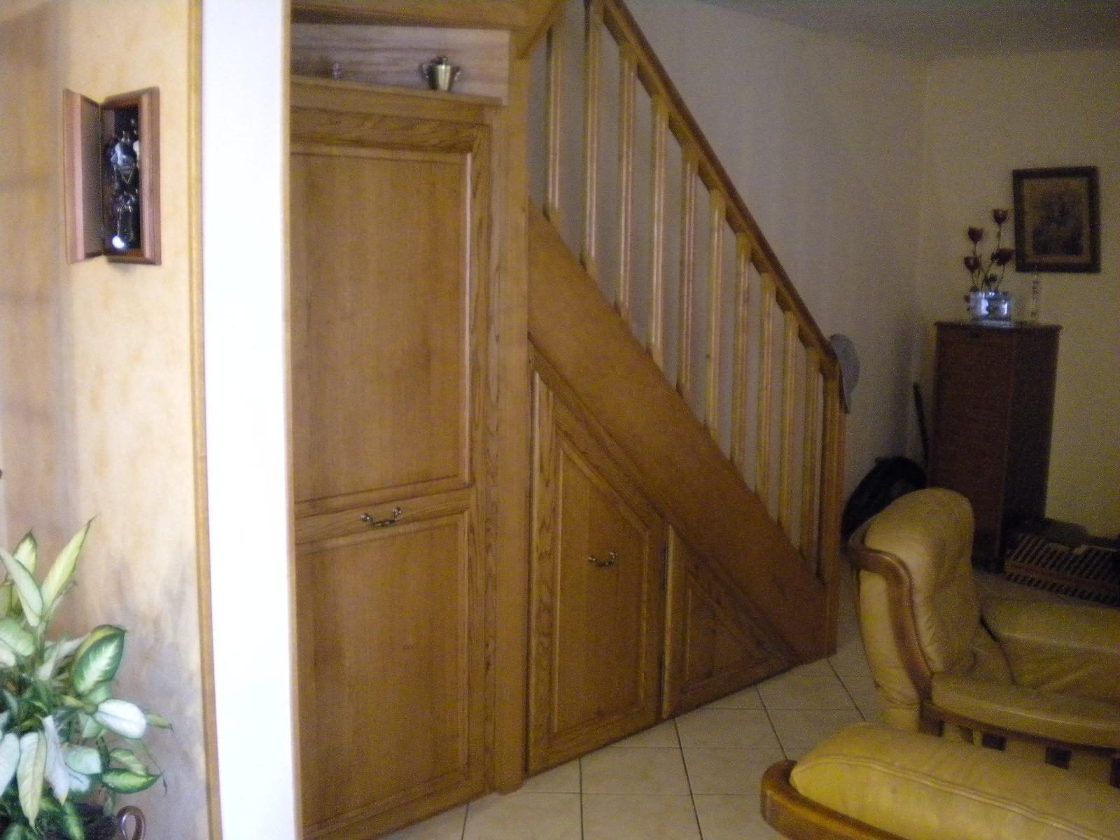 Escalier en bois et sa cage d'escalier