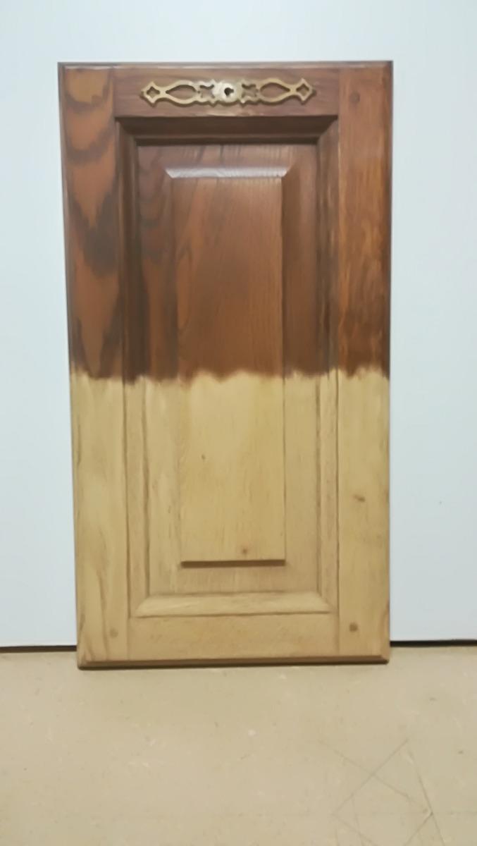 Porte en bois teintée