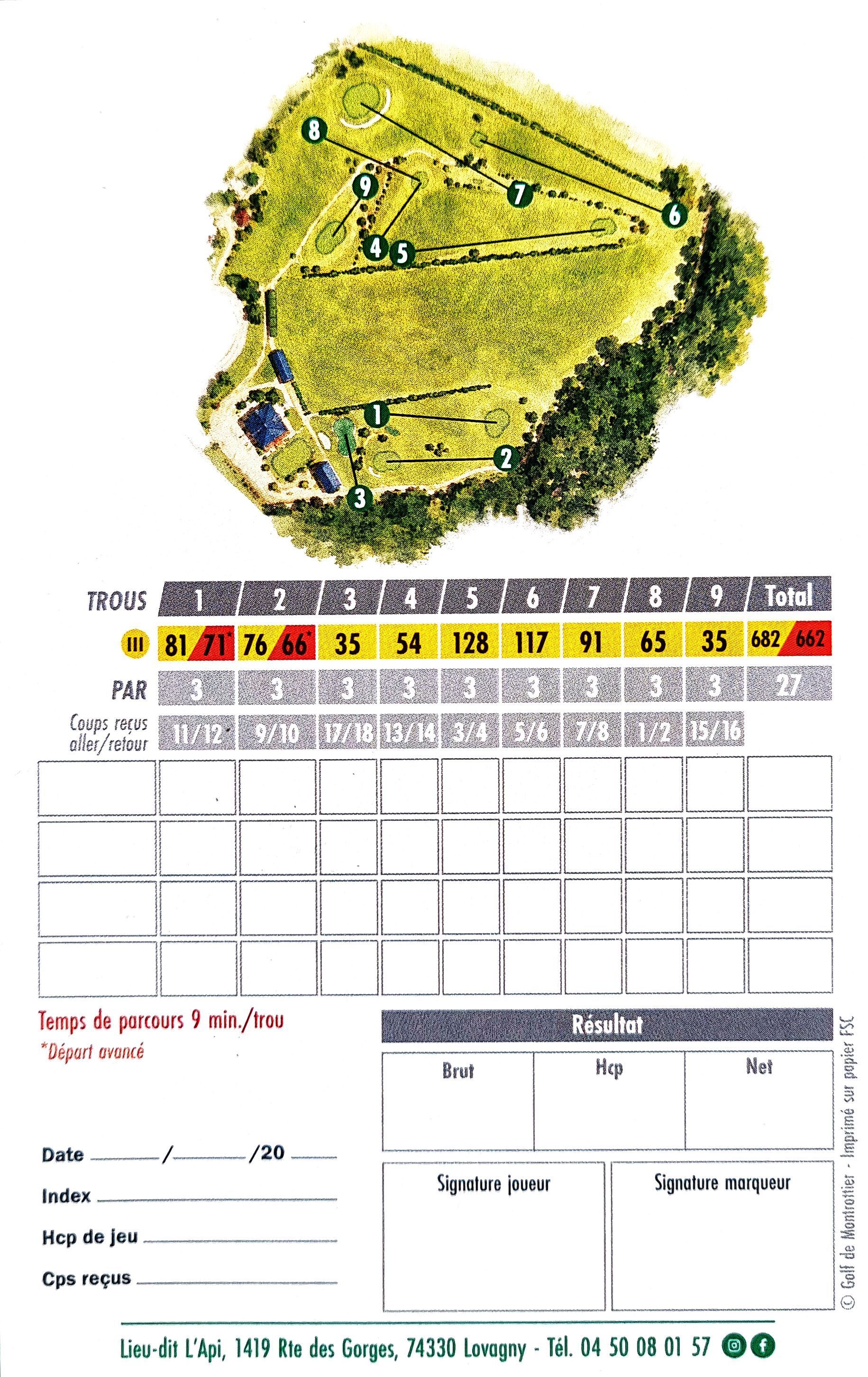 Un golfeur putte sur un green près du drapeau, avec des arbres en arrière-plan.