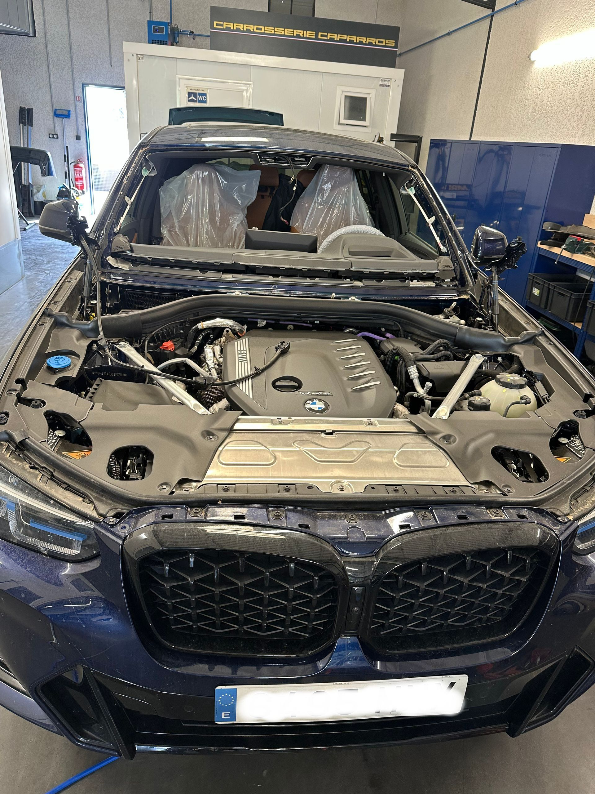 Capot démonté pour traitement carrosserie.