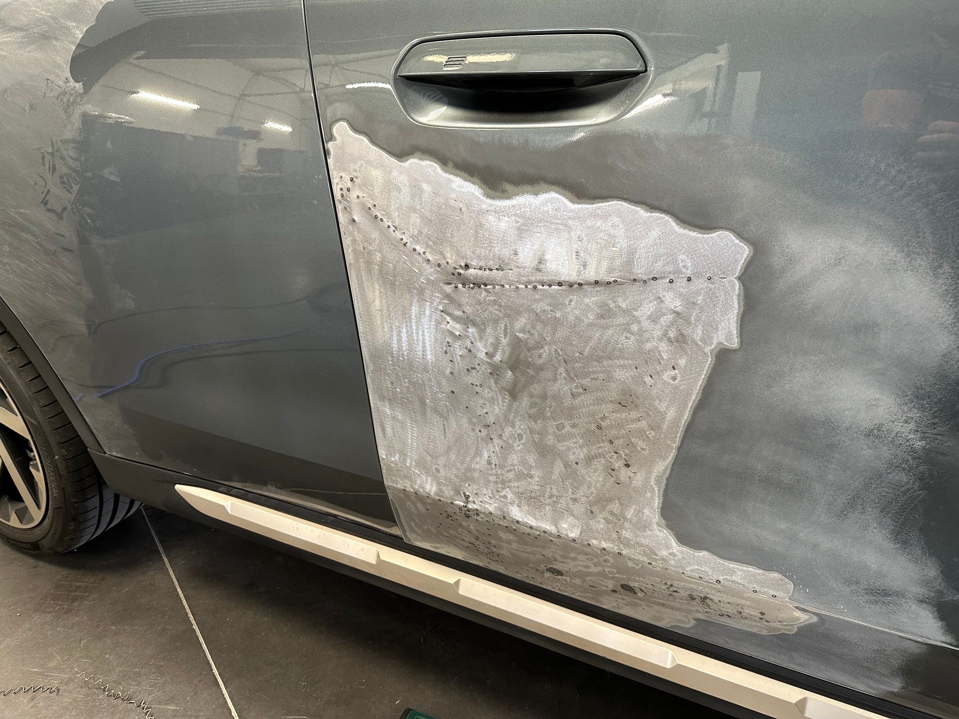 Carrosserie - aile avant de voiture en cours de réparation