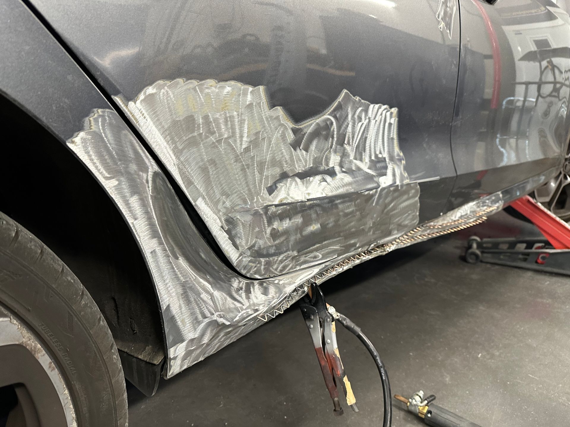 Bas de caisse arrière et aile arrière en réparation