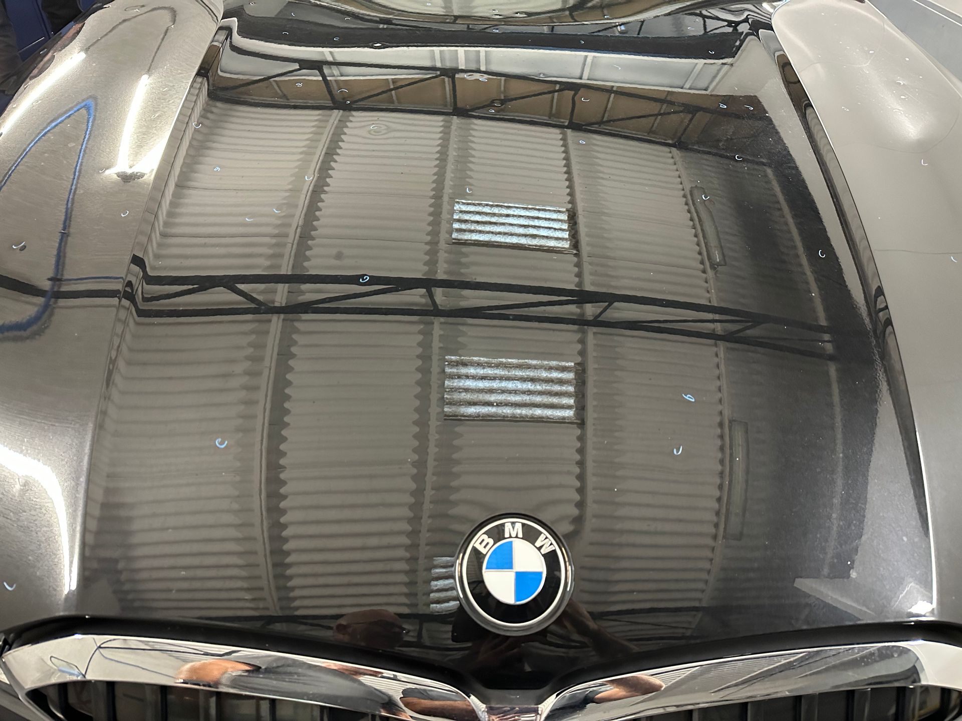 Impacts de grêle sur capot.