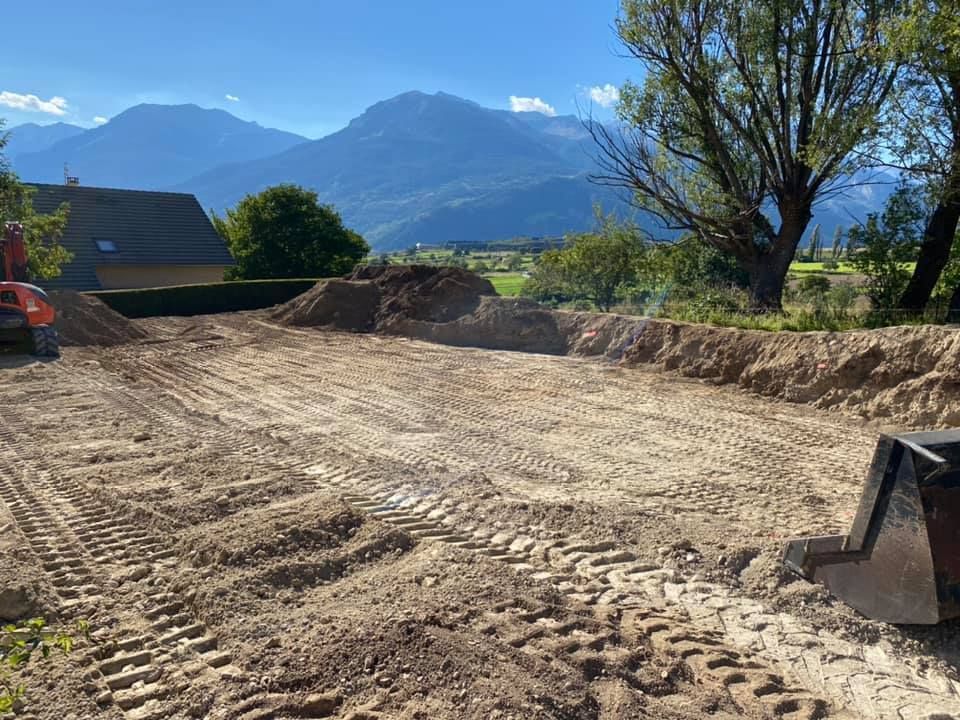 Préparation d'un terrassement par SARL POULLILIAN GRIMAUD CONSTRUCTION.