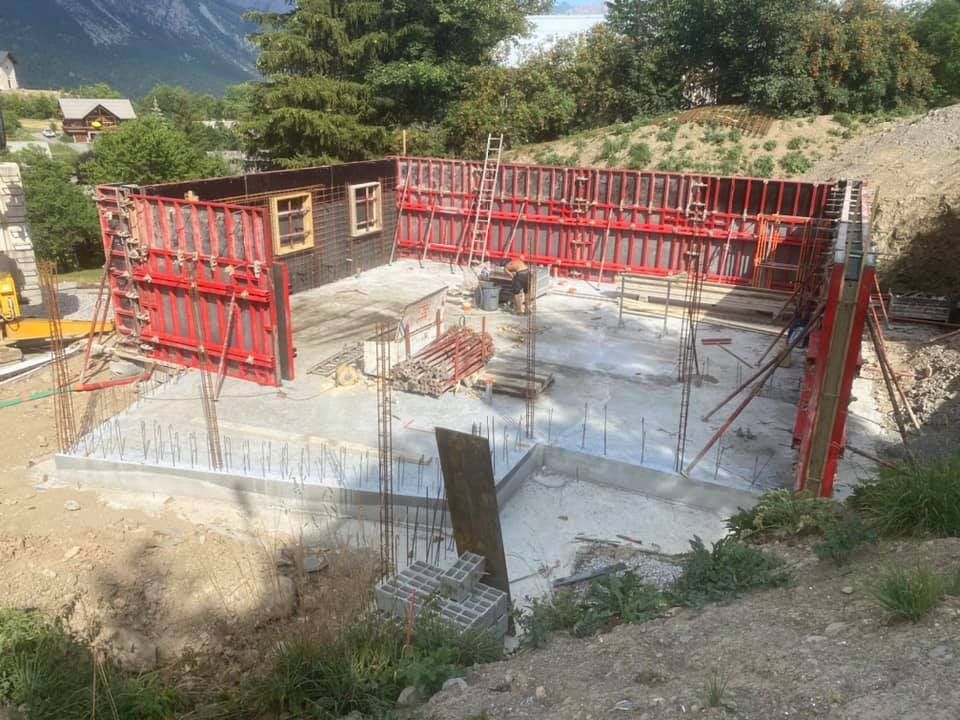 Construction des murs d'une maison en construction.