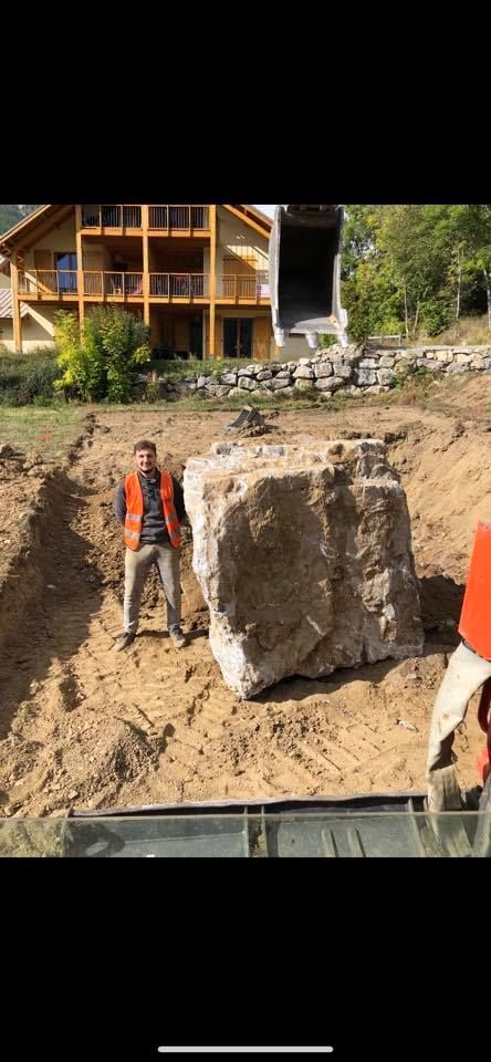 Maçon dans un chantier à côté d'un rocher.