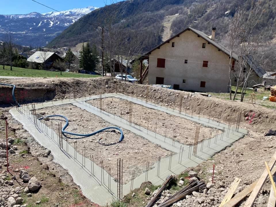 Création d'un terrassement pour une maison.