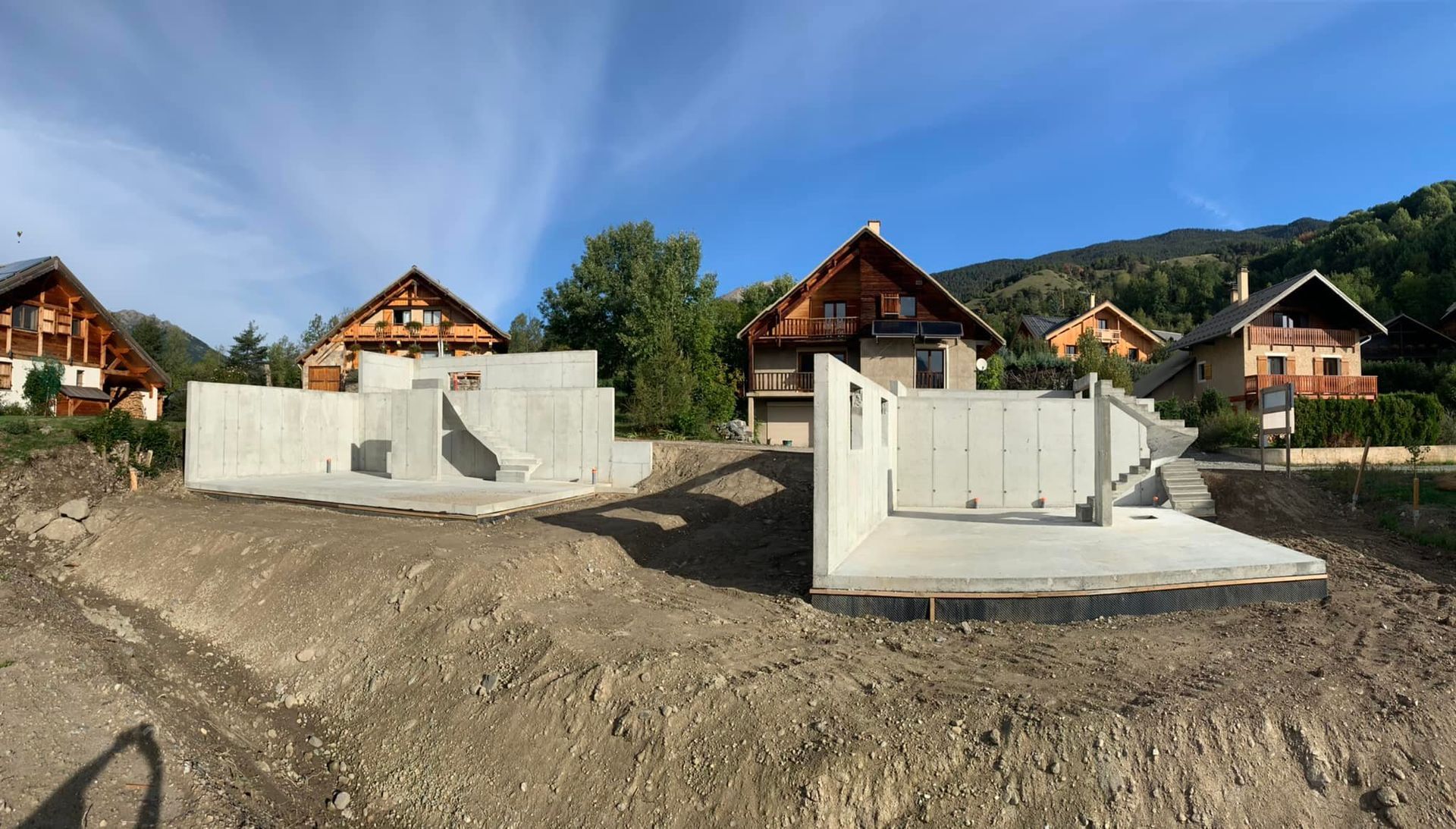 Une maison et sa dépendance.