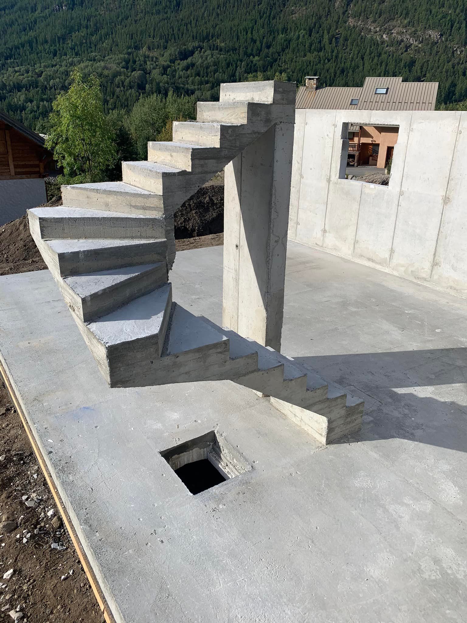 Escalier installé dans une maison en construction.