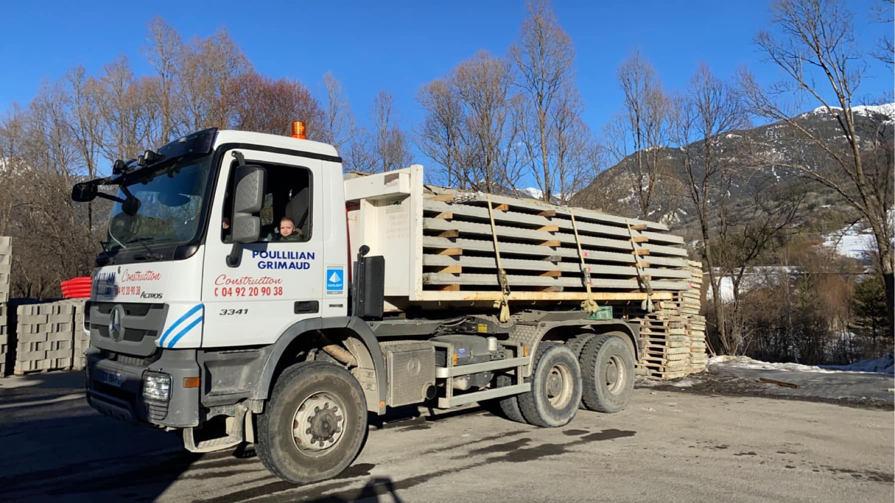 Camion de l'entreprise SARL POULLILIAN GRIMAUD CONSTRUCTION.