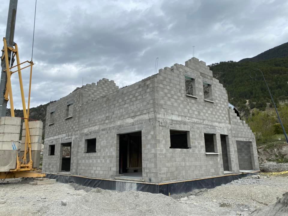 Une maison avec des agglomérations en construction.