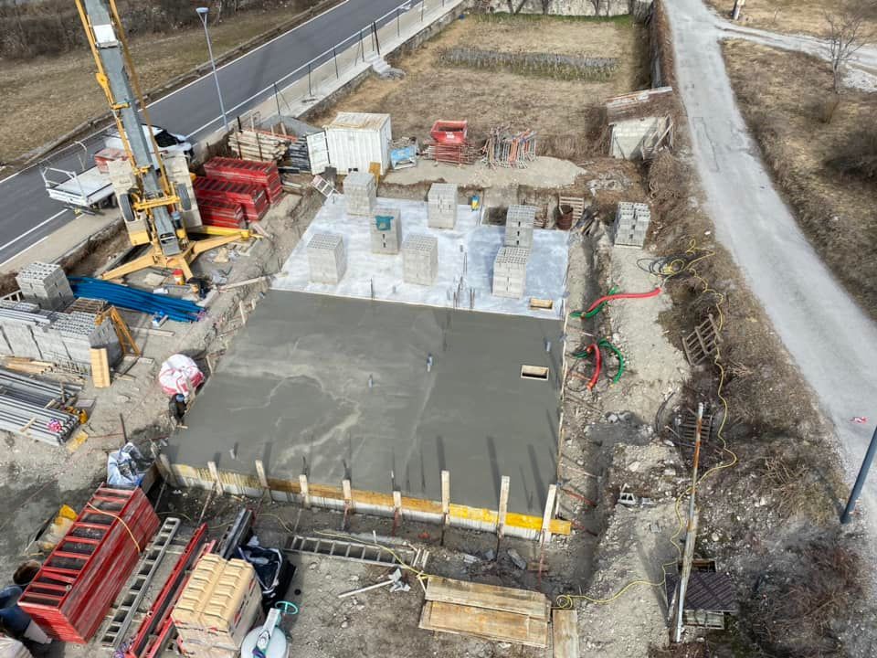 Un chantier de construction d'une maison vu du dessus.