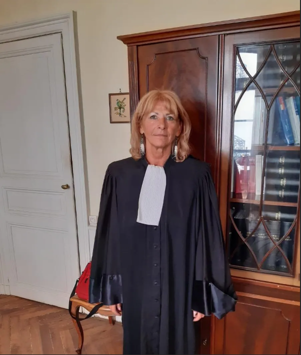 Maître LE FLOCH-CHAPLAIS en robe d'avocat.