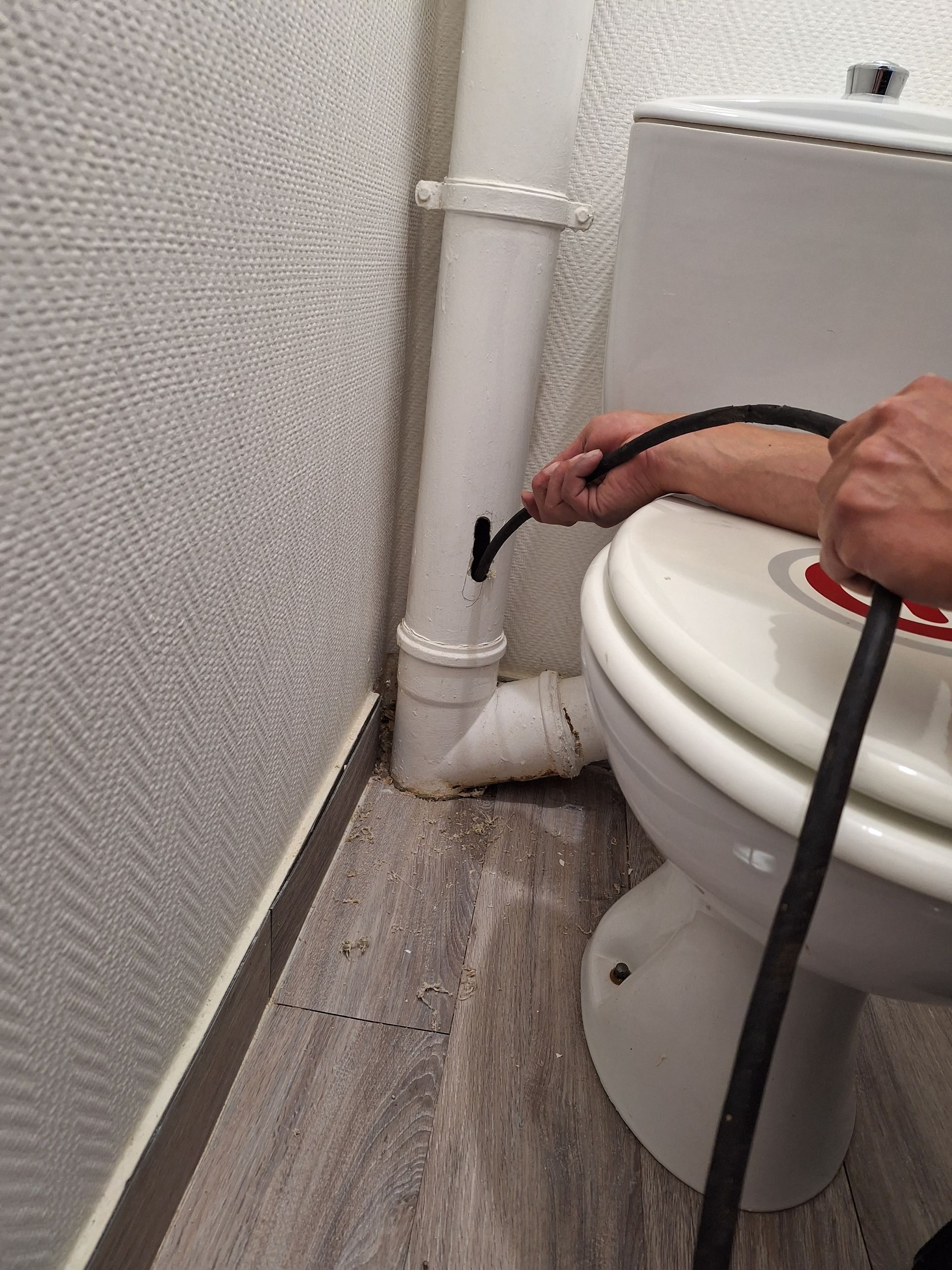 Déboucheur qui réalise un curage sur une canalisation