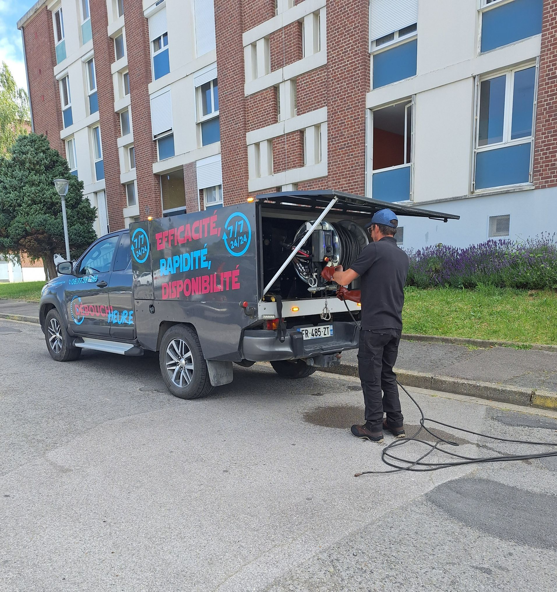 Véhicule de l'entreprise avec notre déboucheur qui prépare le matériel