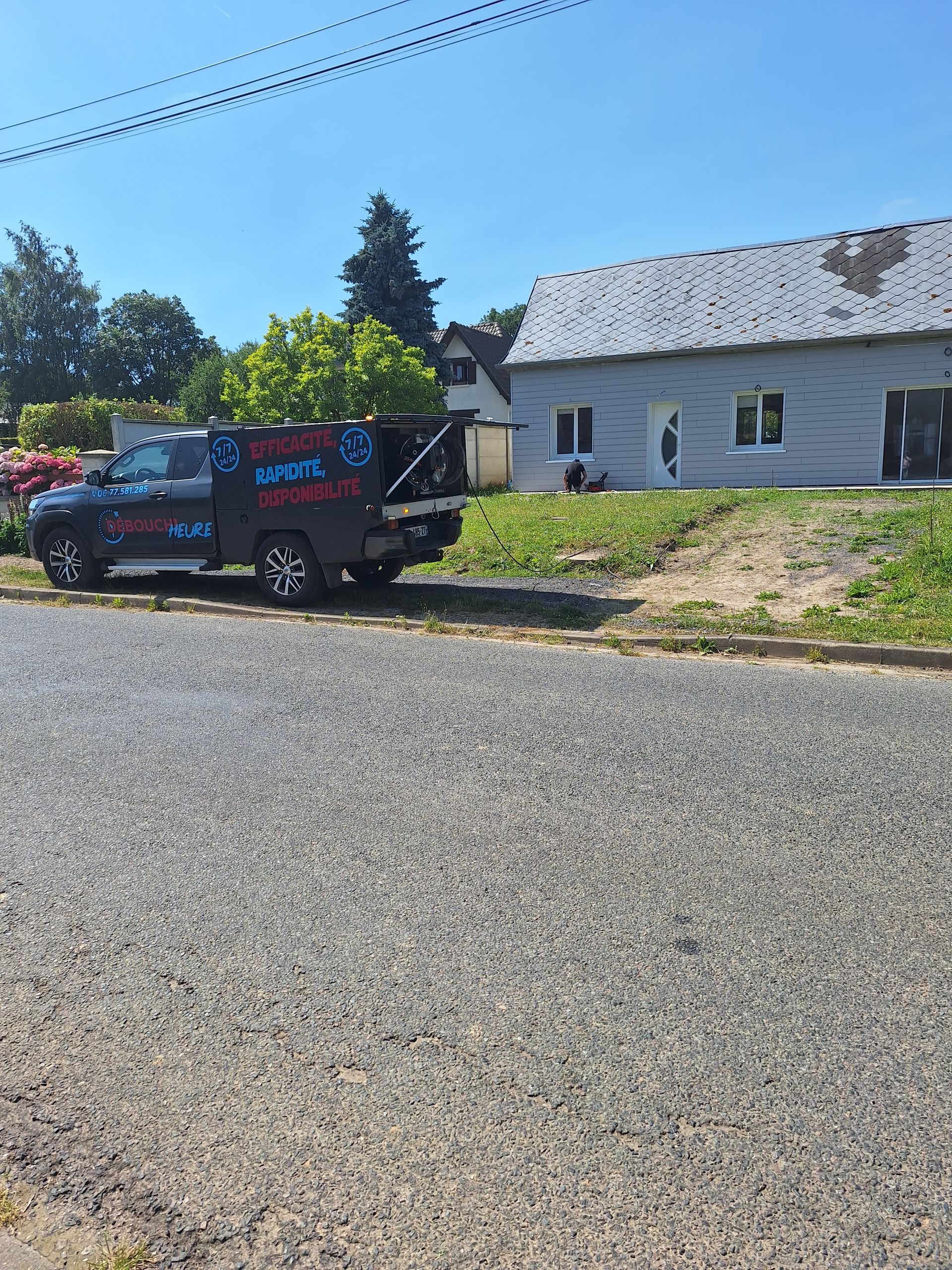 Véhicule devant une maison pour un curage