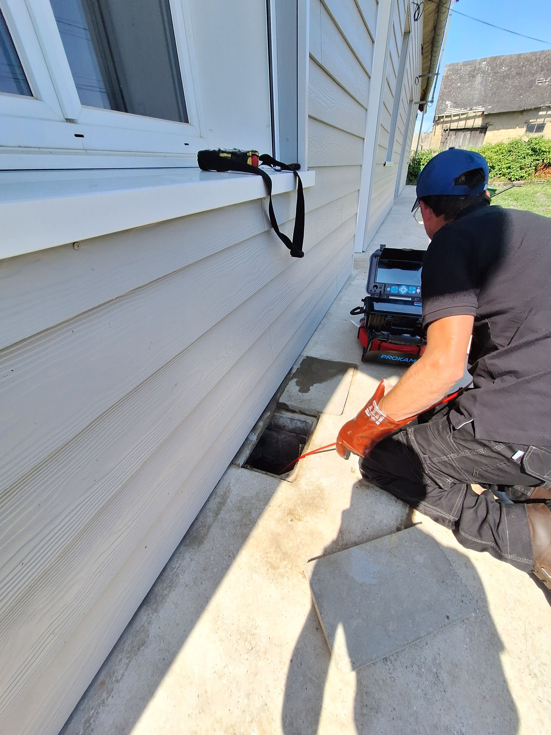 Déboucheur qui réalise un détartrage de canalisation