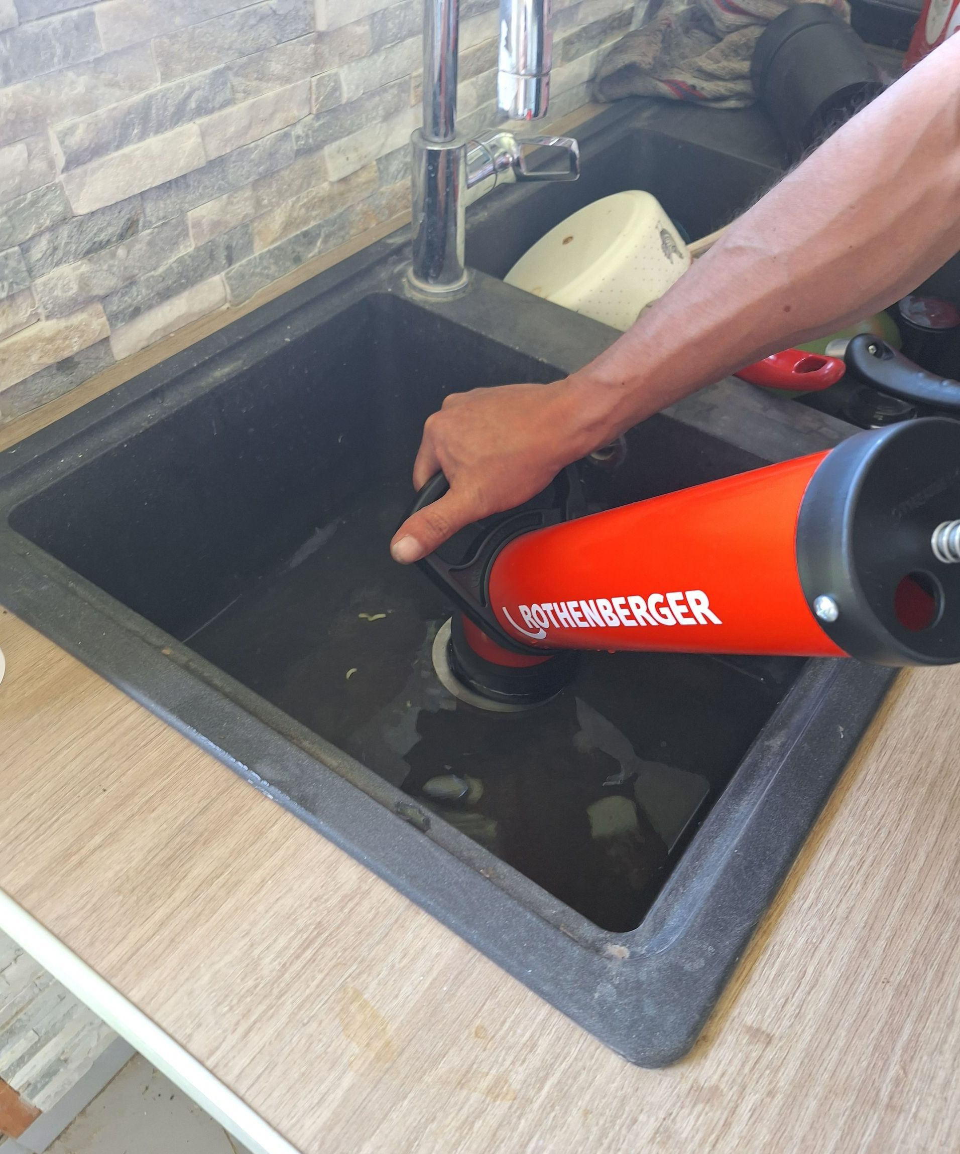 Professionnel qui débouche l'évier