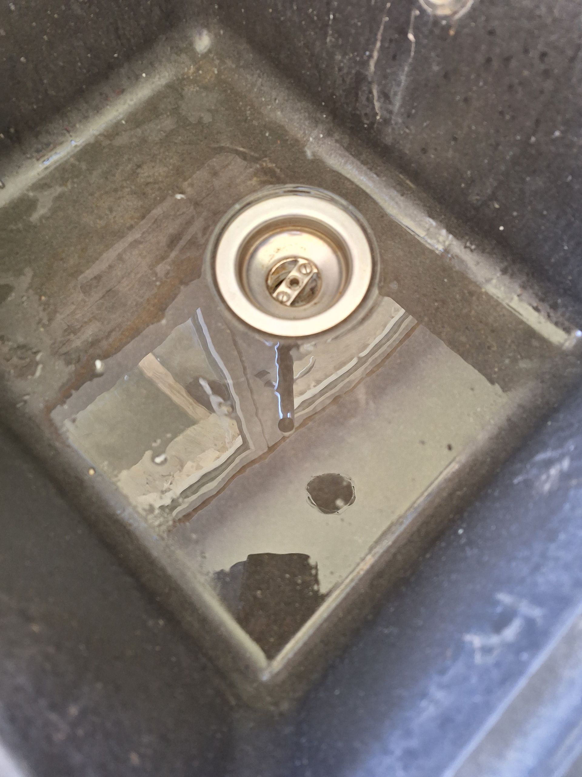 Évier avec de l'eau qui s'écoule mal