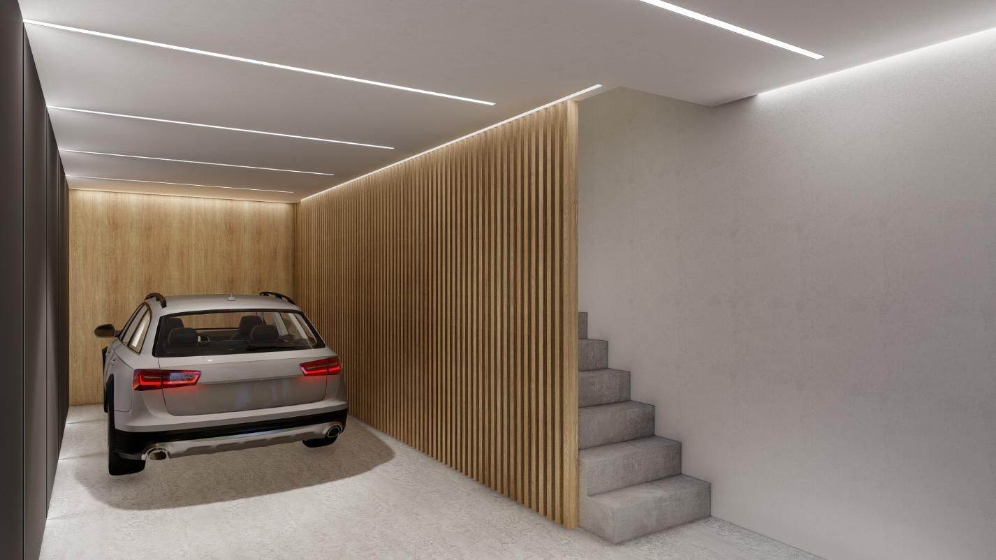 Garaje con una camioneta gris estacionada. Pared de madera con acento y escaleras que conducen hacia arriba.