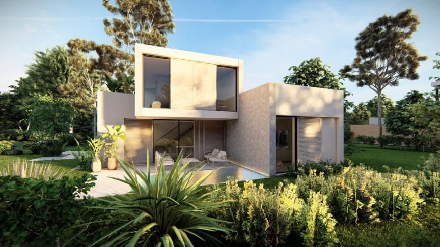 Moderna casa de dos pisos con grandes ventanales, rodeada de follaje verde, bajo un cielo azul.