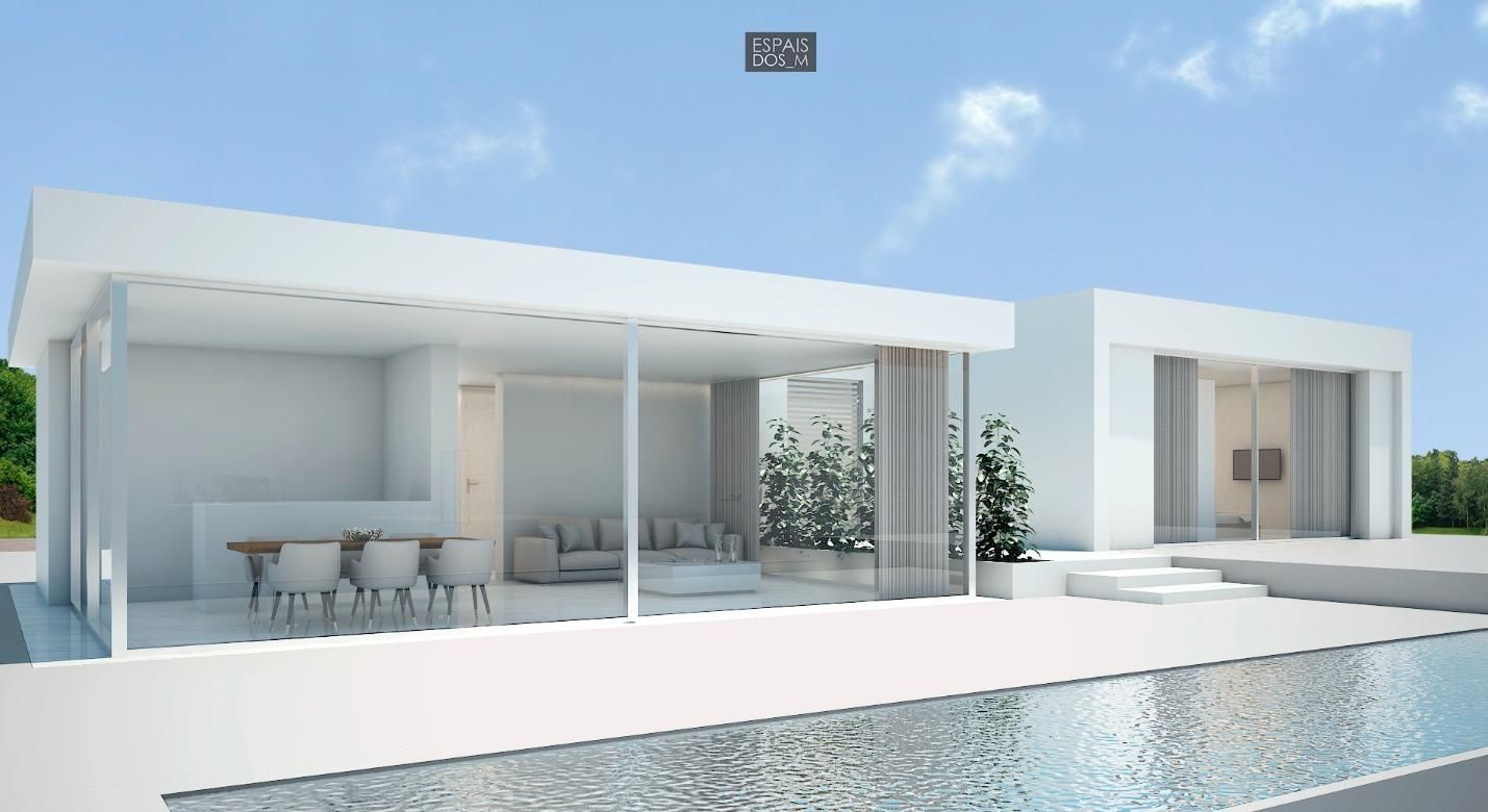Moderna casa blanca con paredes de cristal y piscina, día soleado.