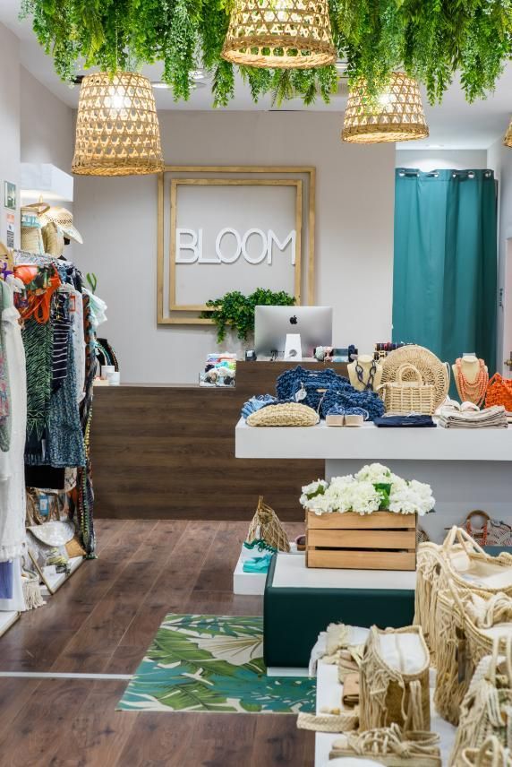 Interior de tienda minorista con letrero 