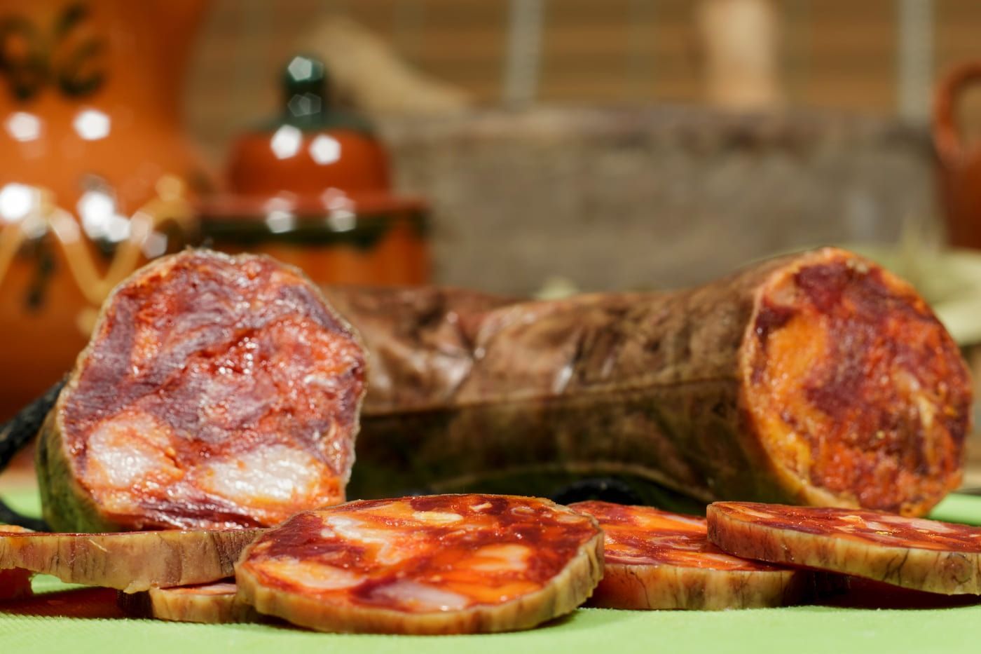 Un primer plano de una salchicha cortada en rodajas sobre una mesa.