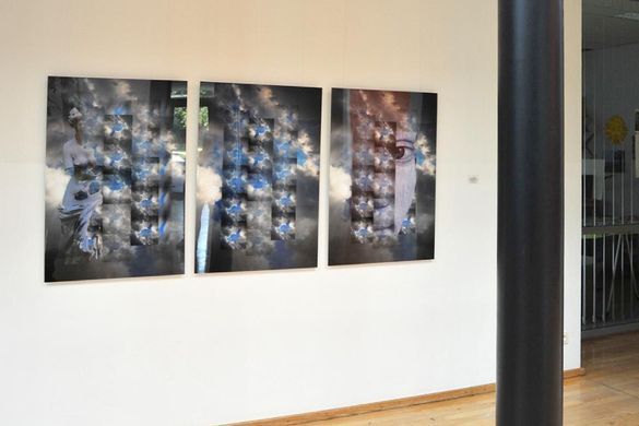 Ein erfahrener Spezialist beschäftigt sich mit Kunstdruck in Düsseldorf.