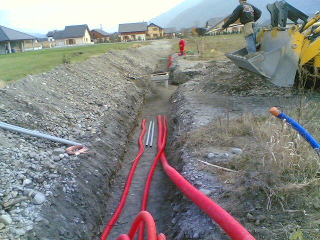 Mise en place d'un réseau, électrique ou d'eau, grâce à une tranchée creusée en travaux de terrassement
