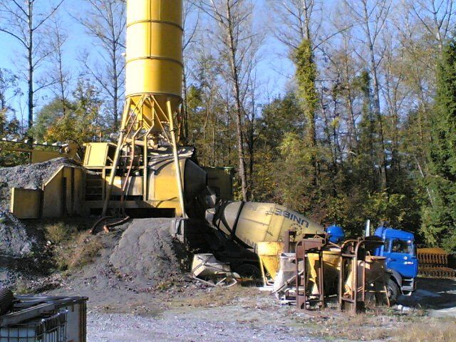 Centrale à béton et bétonnière sur un camion pour le béton prêt à l'emploi à livrer