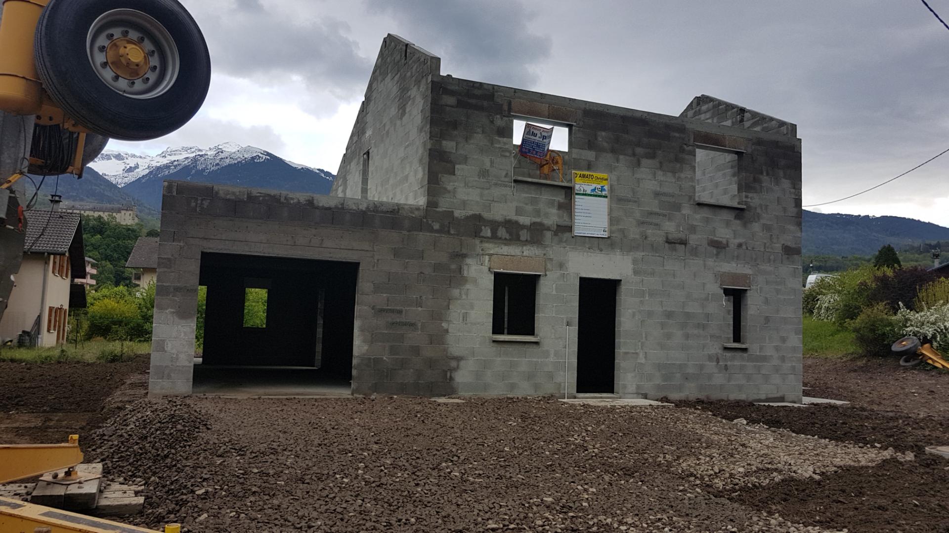 Terrassement effectué pour l'établissement d'une maison individuelle à qui il manque encore la peinture et la menuiserie