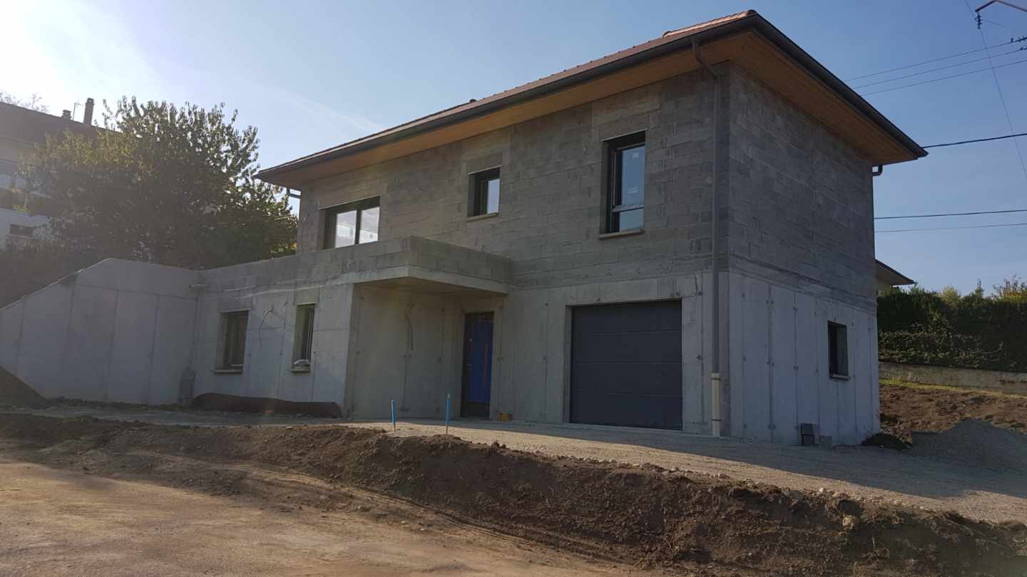 Travaux en cours de terrassement et de construction d'une maison avec la peinture extérieure restant à appliquer