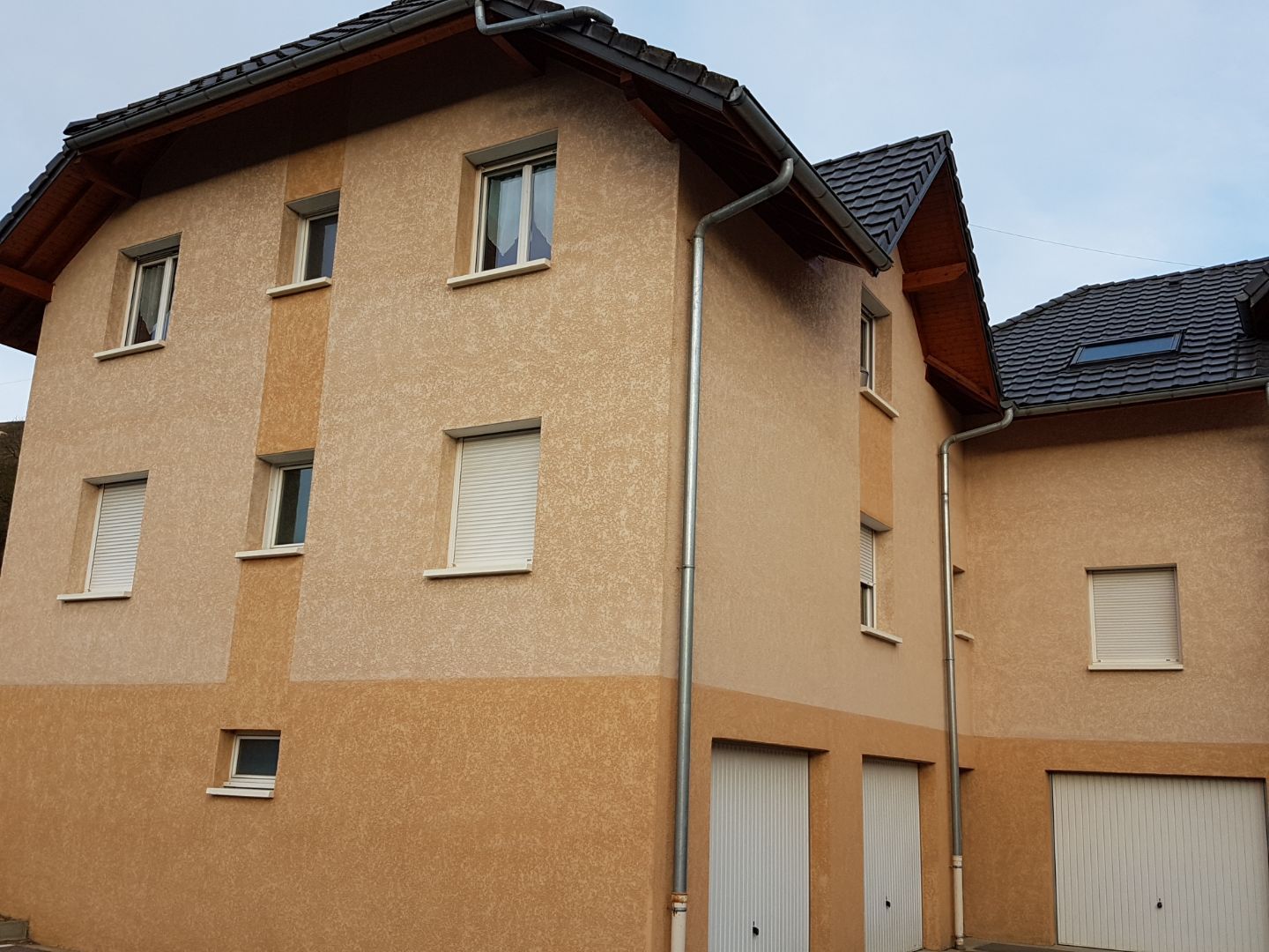 Façade jaune et orange pale d'un bâtiment de logement collectif abouti