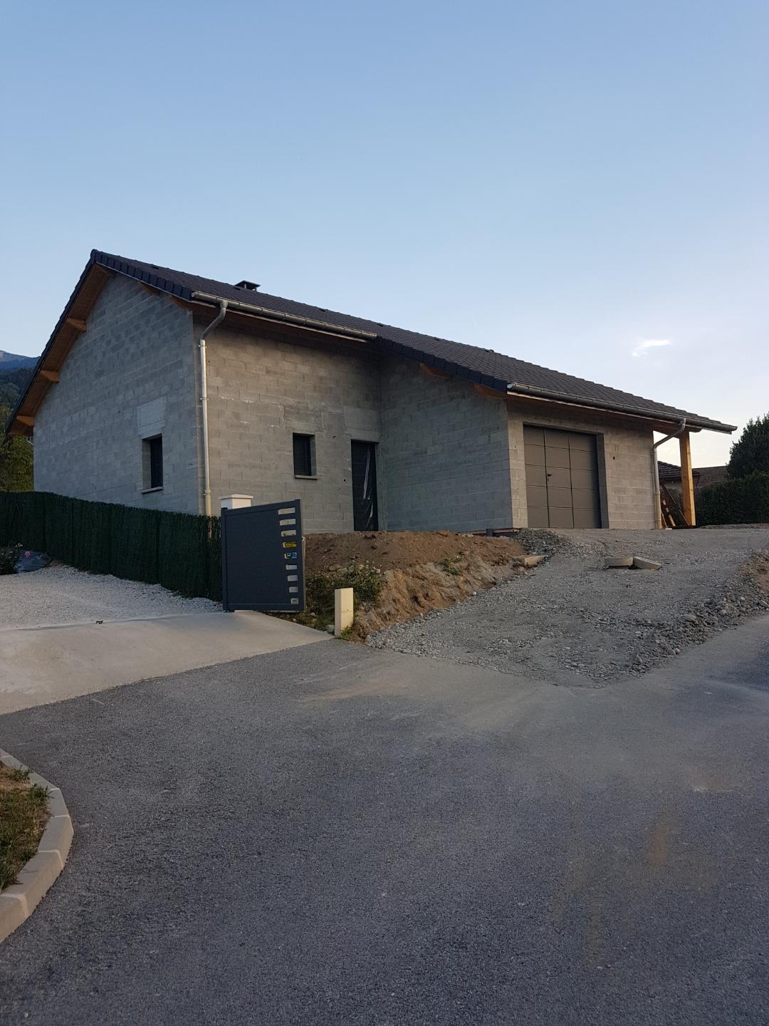 Maison individuelle construite avec murs et toit mais pour l'instant sans la peinture murale extérieure