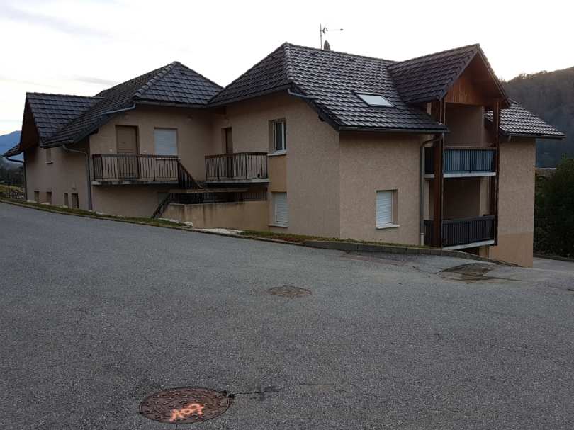 Exemple d'un logement collectif construit disposant de balcons individuels et d'une toiture en ardoise