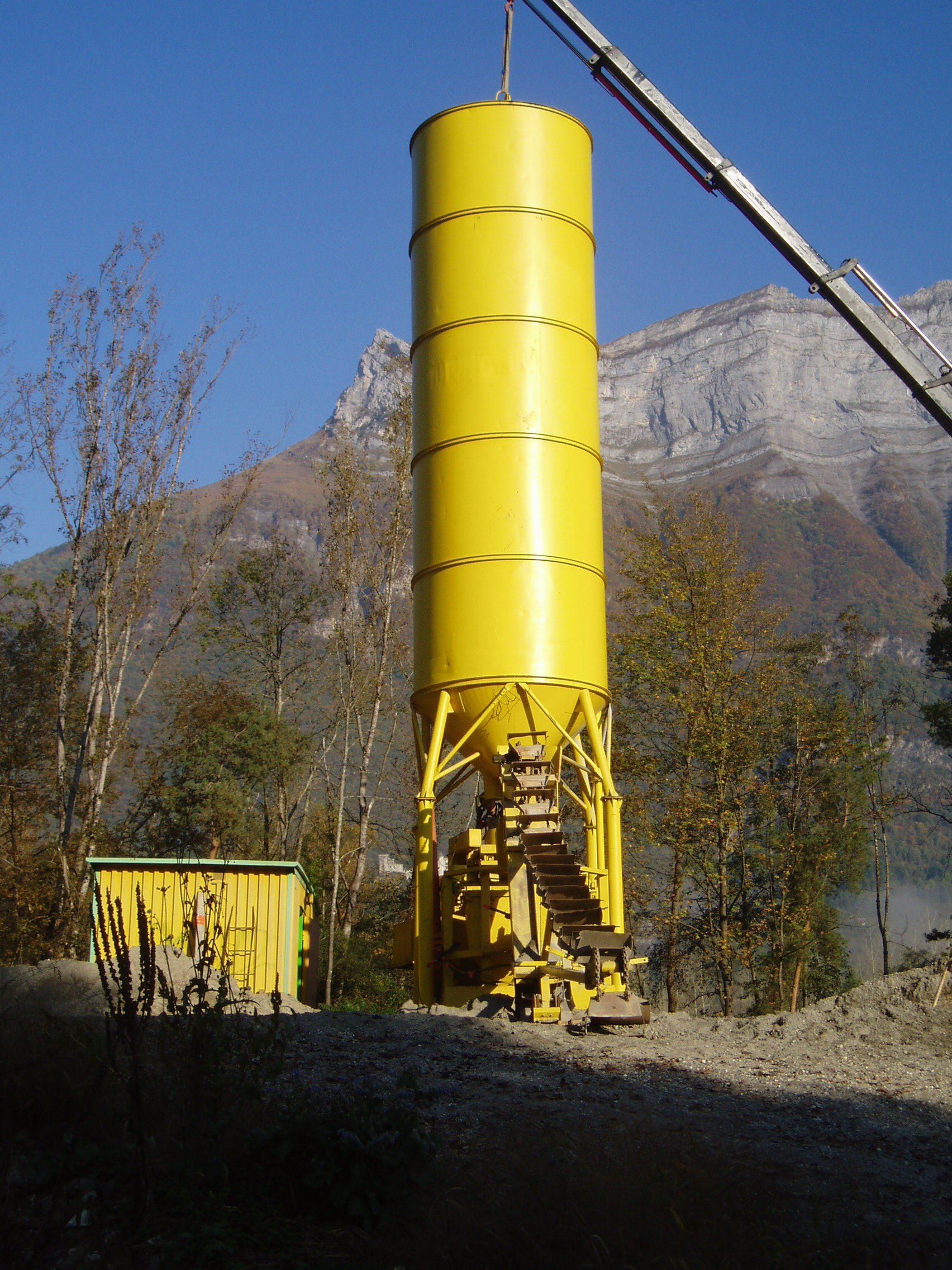 Centrale à béton jaune permettant de produire du béton